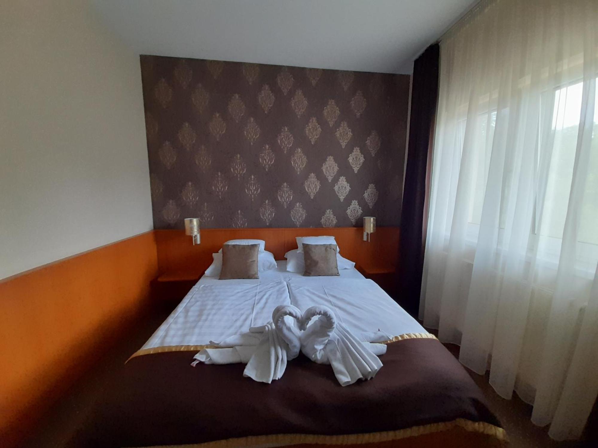 Hotel Platan Szekesfehervar Ngoại thất bức ảnh
