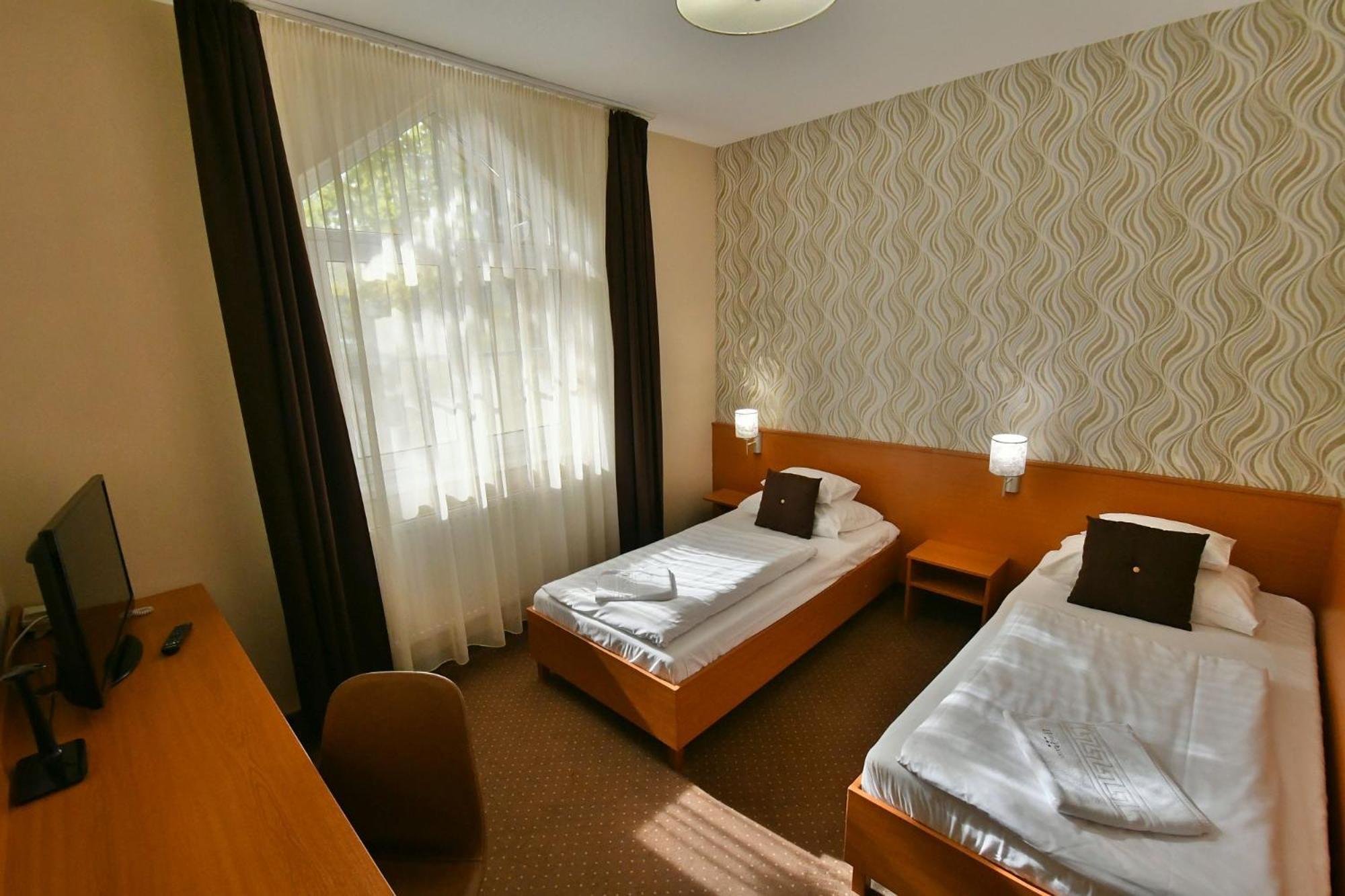 Hotel Platan Szekesfehervar Ngoại thất bức ảnh