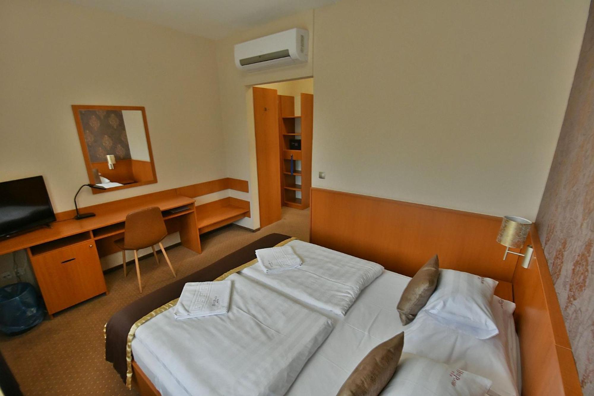 Hotel Platan Szekesfehervar Ngoại thất bức ảnh